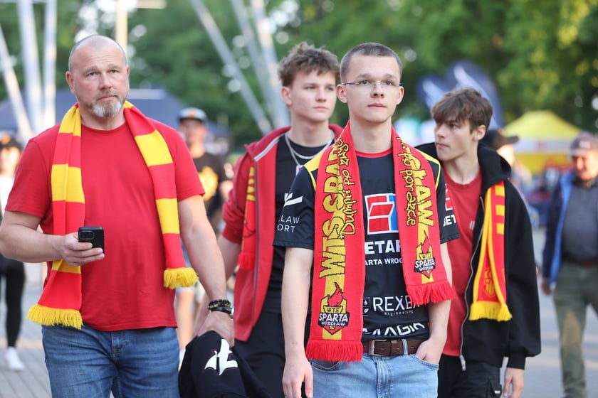 Kibice przed Stadionem Olimpijskim przed meczem Betard Sparta Wrocław - Włókniarz Częstochowa - 30 maja 2025 r.