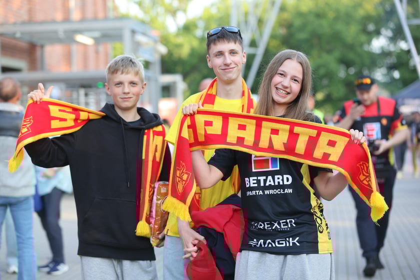 Kibice przed Stadionem Olimpijskim przed meczem Betard Sparta Wrocław - Włókniarz Częstochowa - 30 maja 2025 r.