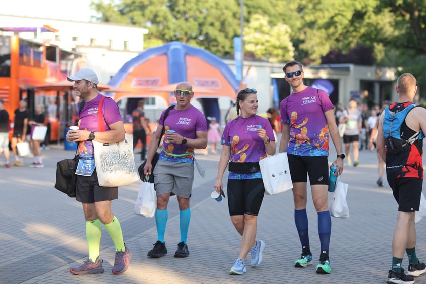 Przed PKO Nocnym Wrocław Półmaratonem. Zawodnicy i kibice na stadionie Olimpijskim
