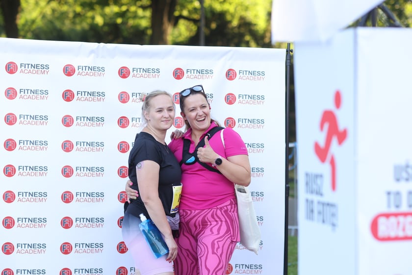 Przed PKO Nocnym Wrocław Półmaratonem. Zawodnicy i kibice na stadionie Olimpijskim