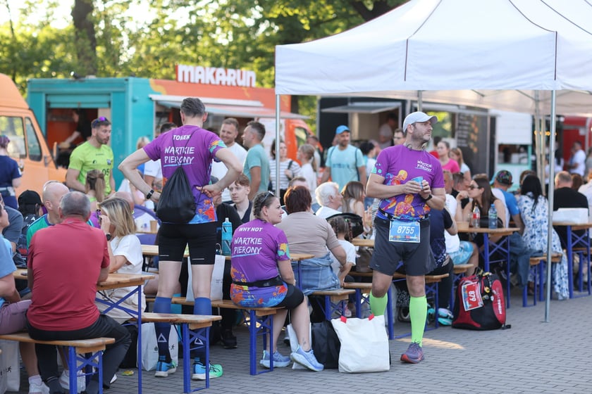 Przed PKO Nocnym Wrocław Półmaratonem. Zawodnicy i kibice na stadionie Olimpijskim