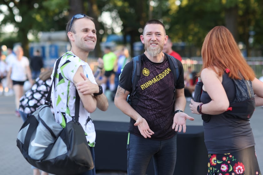 Przed PKO Nocnym Wrocław Półmaratonem. Zawodnicy i kibice na stadionie Olimpijskim
