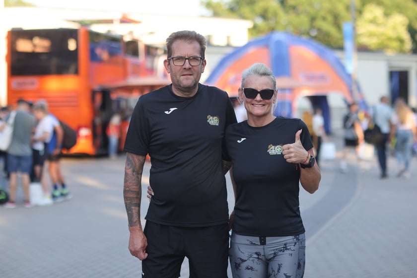Przed PKO Nocnym Wrocław Półmaratonem. Zawodnicy i kibice na stadionie Olimpijskim