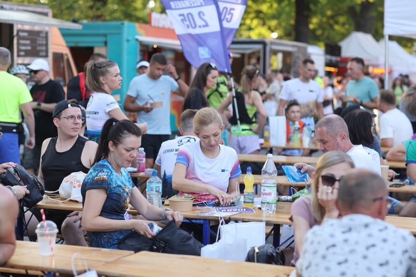 Przed PKO Nocnym Wrocław Półmaratonem. Zawodnicy i kibice na stadionie Olimpijskim