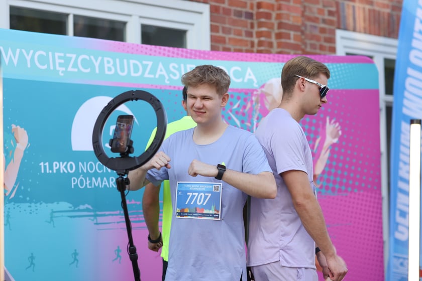 Przed PKO Nocnym Wrocław Półmaratonem. Zawodnicy i kibice na stadionie Olimpijskim