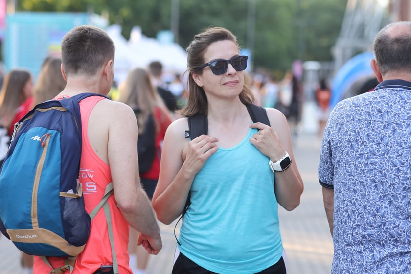 Przed PKO Nocnym Wrocław Półmaratonem. Zawodnicy i kibice na stadionie Olimpijskim