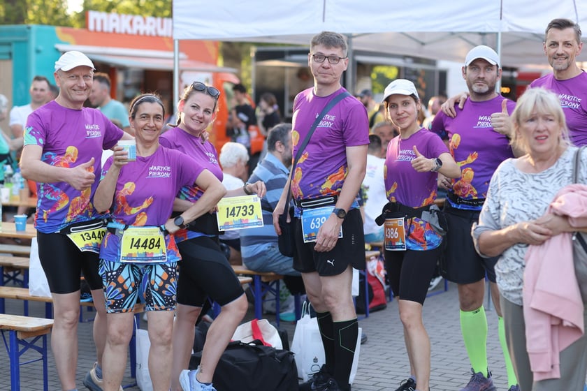 Przed PKO Nocnym Wrocław Półmaratonem. Zawodnicy i kibice na stadionie Olimpijskim