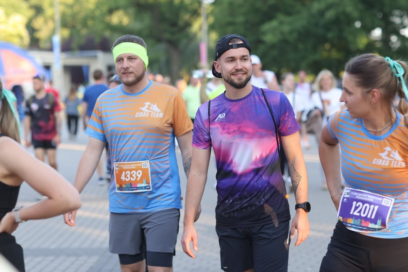 Przed PKO Nocnym Wrocław Półmaratonem. Zawodnicy i kibice na stadionie Olimpijskim