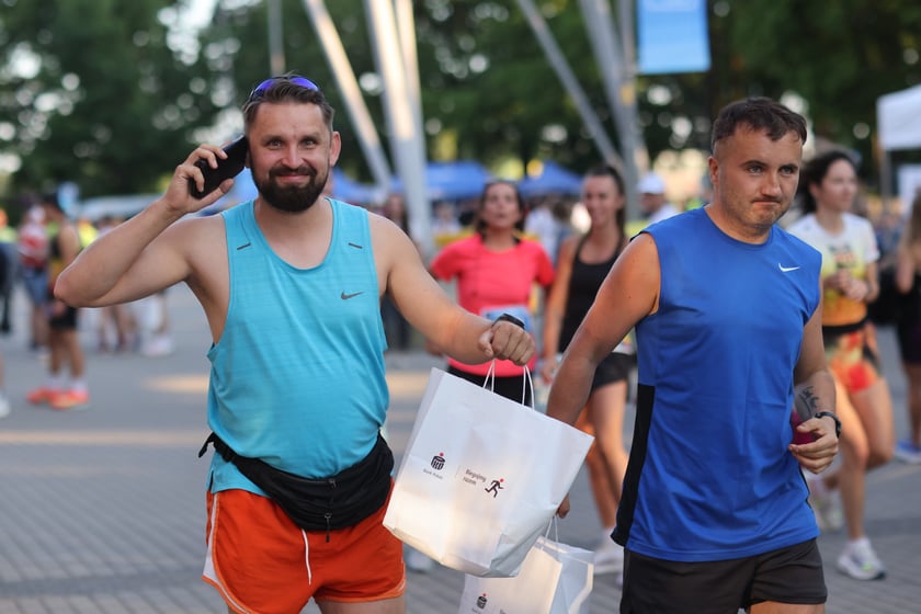 Przed PKO Nocnym Wrocław Półmaratonem. Zawodnicy i kibice na stadionie Olimpijskim