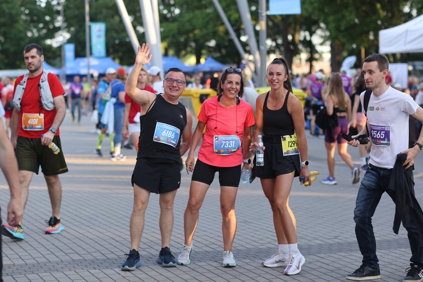 Przed PKO Nocnym Wrocław Półmaratonem. Zawodnicy i kibice na stadionie Olimpijskim