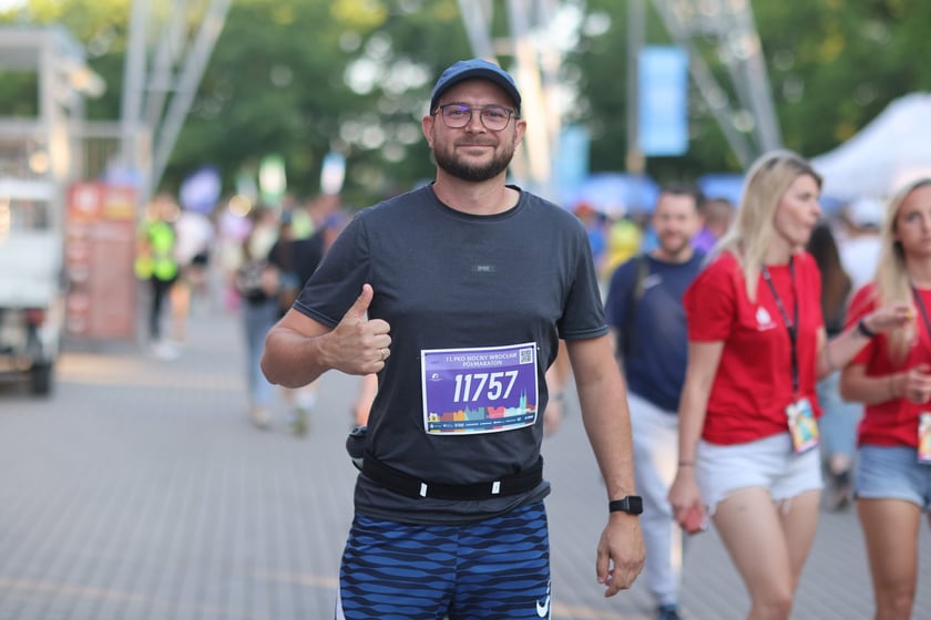 Przed PKO Nocnym Wrocław Półmaratonem. Zawodnicy i kibice na stadionie Olimpijskim