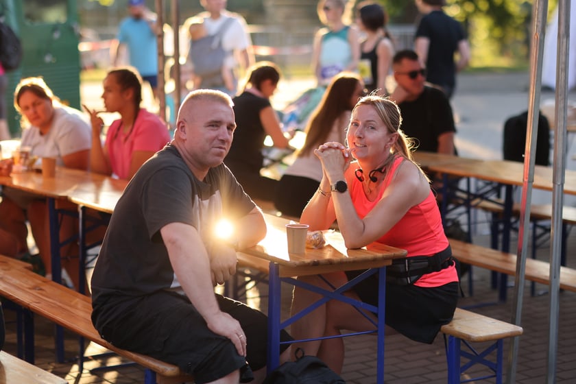 Przed PKO Nocnym Wrocław Półmaratonem. Zawodnicy i kibice na stadionie Olimpijskim