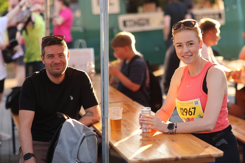 Przed PKO Nocnym Wrocław Półmaratonem. Zawodnicy i kibice na stadionie Olimpijskim