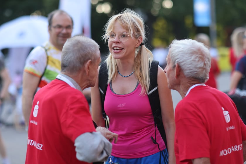 Przed PKO Nocnym Wrocław Półmaratonem. Zawodnicy i kibice na stadionie Olimpijskim