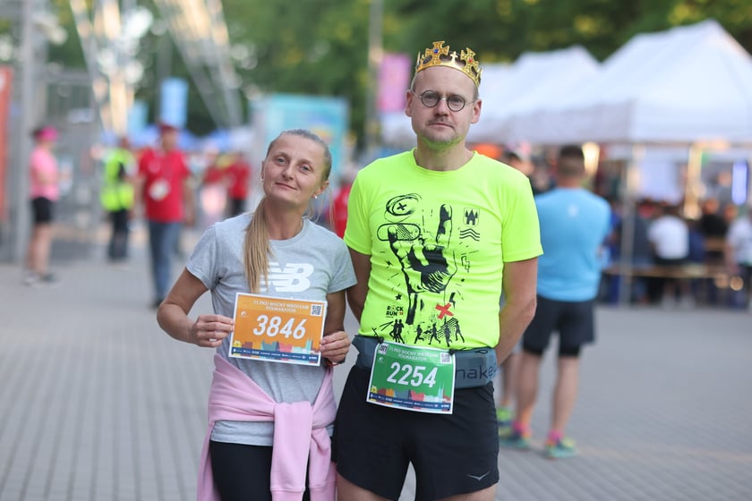 Przed PKO Nocnym Wrocław Półmaratonem. Zawodnicy i kibice na stadionie Olimpijskim