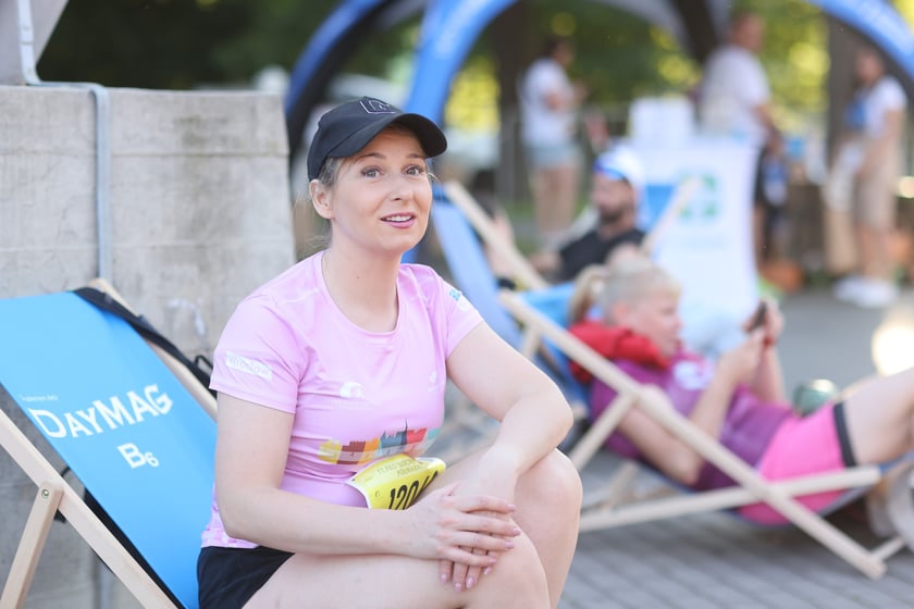 Przed PKO Nocnym Wrocław Półmaratonem. Zawodnicy i kibice na stadionie Olimpijskim