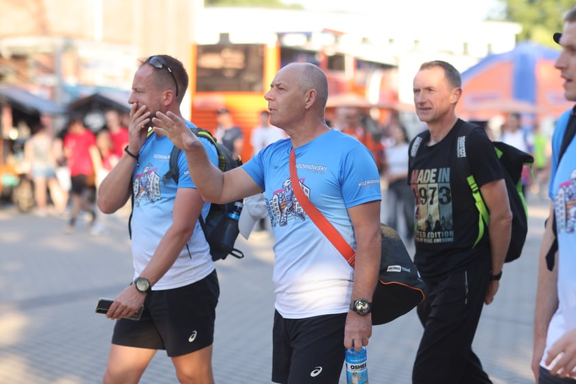 Przed PKO Nocnym Wrocław Półmaratonem. Zawodnicy i kibice na stadionie Olimpijskim