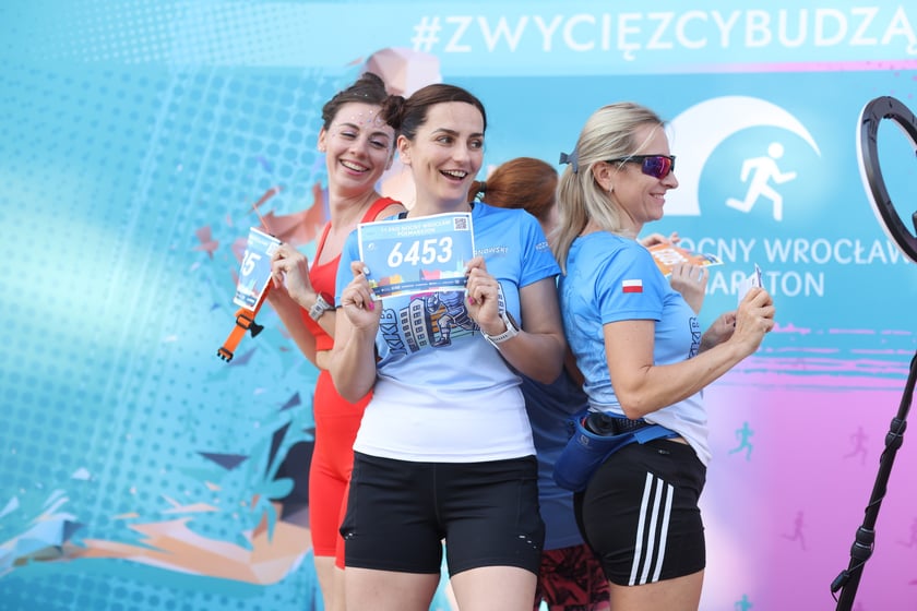 Przed PKO Nocnym Wrocław Półmaratonem. Zawodnicy i kibice na stadionie Olimpijskim