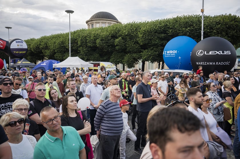 Prezentacja drużyn TdP koło Hali Stulecia