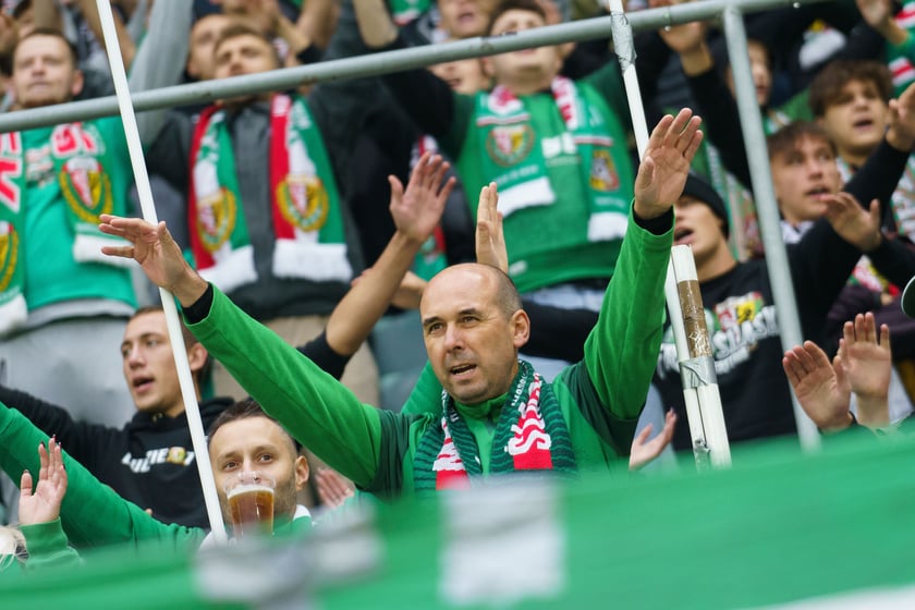 Kibice na Tarczyński Arena na meczu Śląska Wrocław z Miedzią Legnica