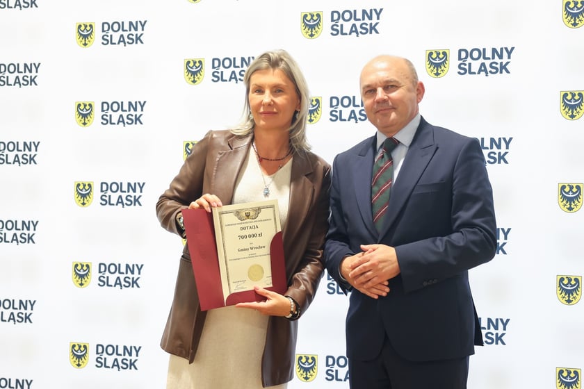 Renata Granowska, wiceprezydent Wrocławia i Wojciech Bochnak  wicemarszałek województwa dolnośląskiego podczas wręczenia dotacji, 26.08.2025 r.