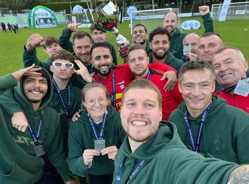 Powiększ obraz: Piłkarze amp futbolu Śląska Wrocław cieszą się ze srebrnych medali w mistrzostwach Polski.