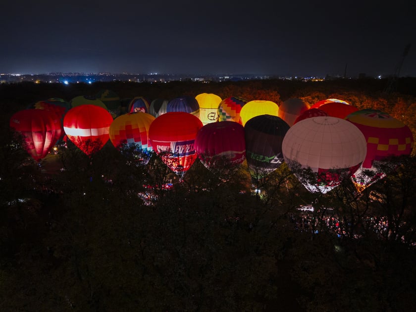 Powiększ obraz: Rozpoczęcie Fiesty Balonowej o Puchar Prezydenta Wrocławia - wieczorny pokaz balonów na boisku przy Stadionie Olimpijskim.