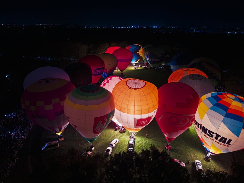 Powiększ obraz: Rozpoczęcie Fiesty Balonowej o Puchar Prezydenta Wrocławia - wieczorny pokaz balonów na boisku przy Stadionie Olimpijskim.