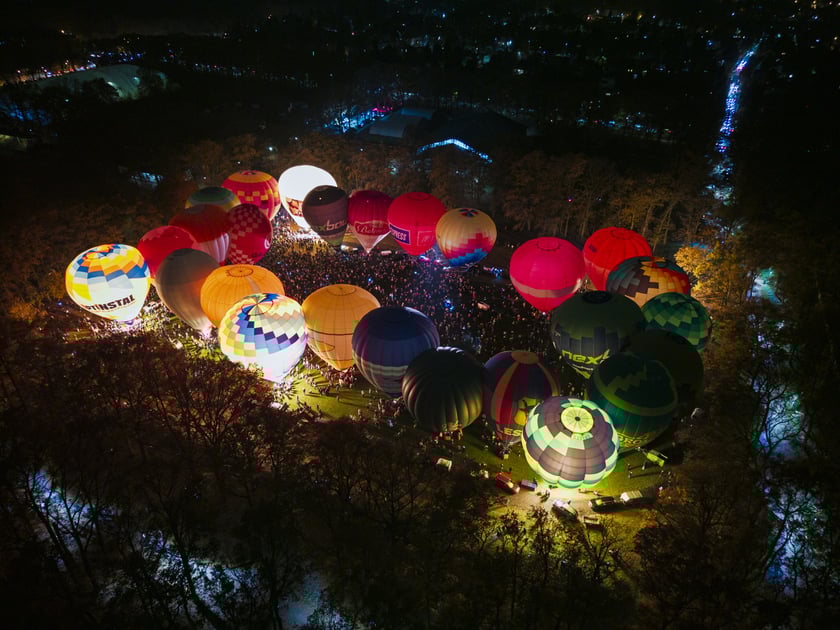 Powiększ obraz: Rozpoczęcie Fiesty Balonowej o Puchar Prezydenta Wrocławia - wieczorny pokaz balonów na boisku przy Stadionie Olimpijskim.