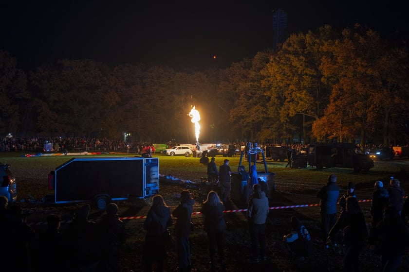 Powiększ obraz: Rozpoczęcie Fiesty Balonowej o Puchar Prezydenta Wrocławia - wieczorny pokaz balonów na boisku przy Stadionie Olimpijskim.
