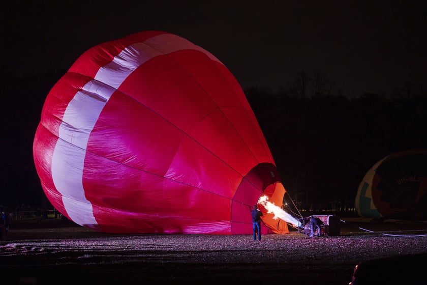 Powiększ obraz: Rozpoczęcie Fiesty Balonowej o Puchar Prezydenta Wrocławia - wieczorny pokaz balonów na boisku przy Stadionie Olimpijskim.
