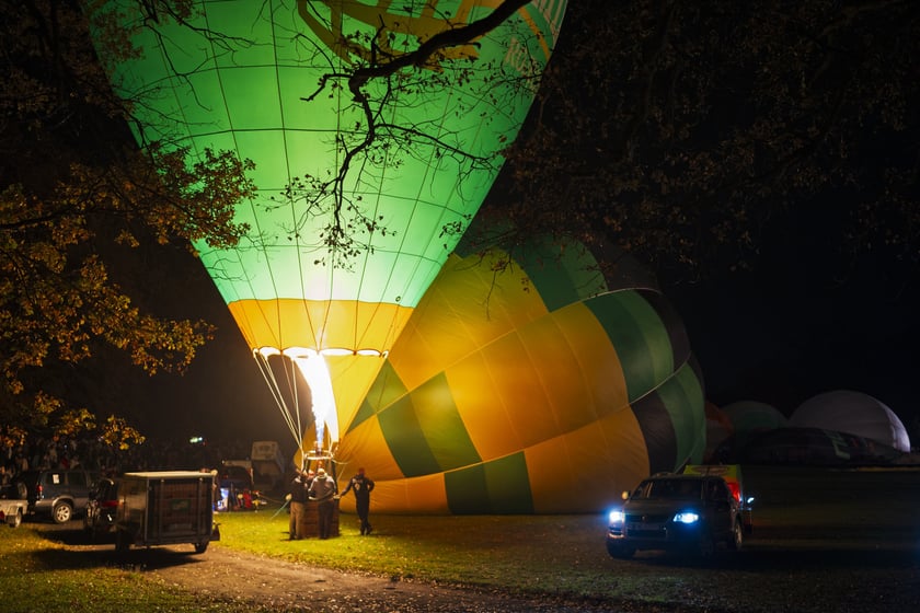 Powiększ obraz: Rozpoczęcie Fiesty Balonowej o Puchar Prezydenta Wrocławia - wieczorny pokaz balonów na boisku przy Stadionie Olimpijskim.