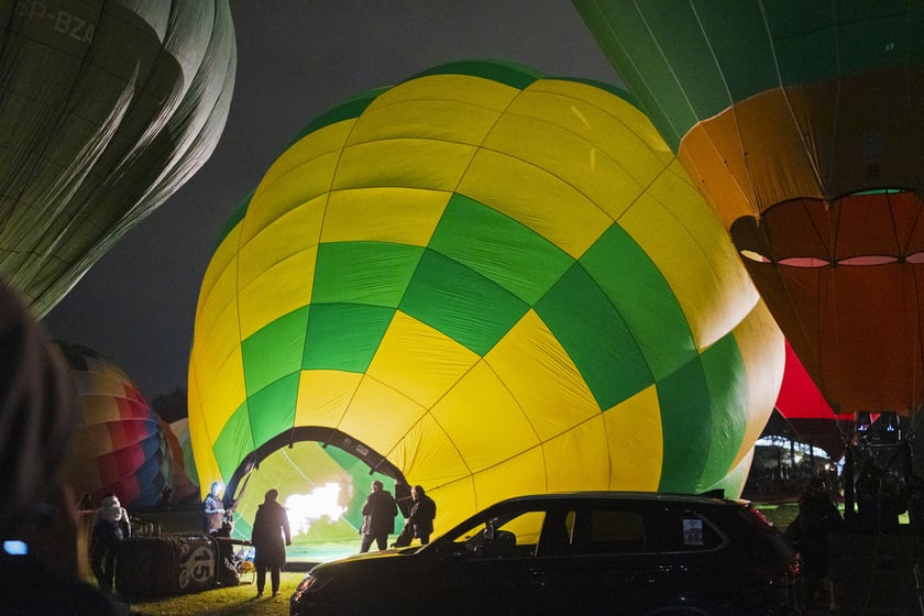 Powiększ obraz: Rozpoczęcie Fiesty Balonowej o Puchar Prezydenta Wrocławia - wieczorny pokaz balonów na boisku przy Stadionie Olimpijskim.