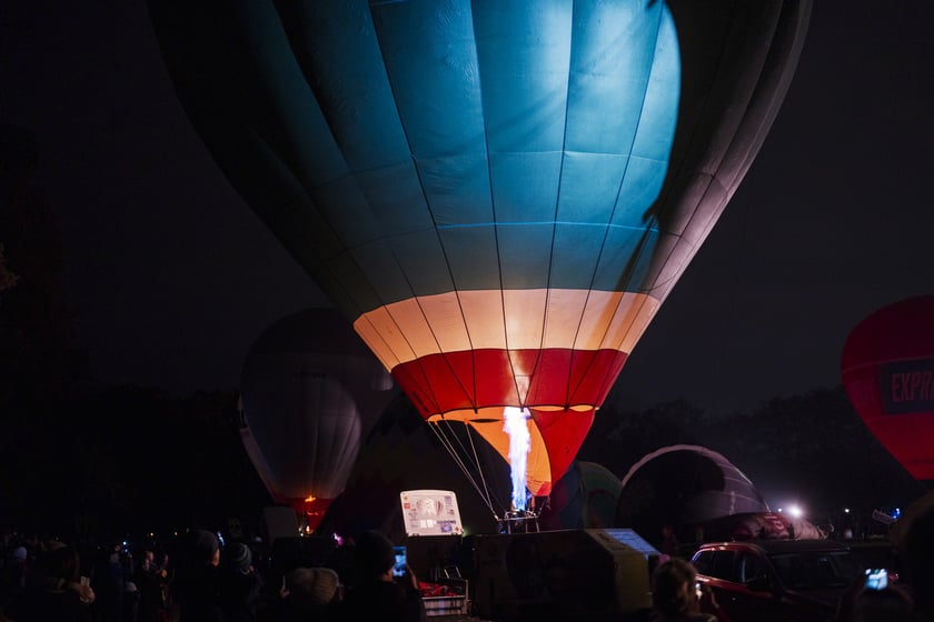 Powiększ obraz: Rozpoczęcie Fiesty Balonowej o Puchar Prezydenta Wrocławia - wieczorny pokaz balonów na boisku przy Stadionie Olimpijskim.