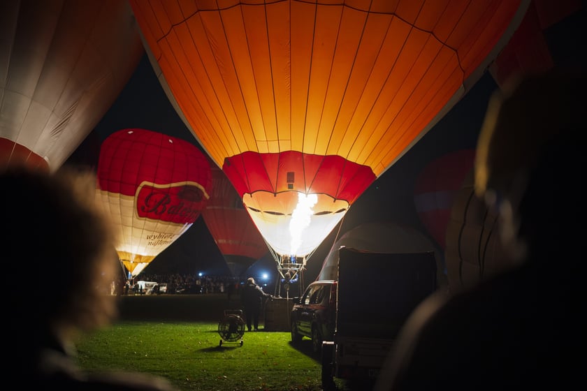 Powiększ obraz: Rozpoczęcie Fiesty Balonowej o Puchar Prezydenta Wrocławia - wieczorny pokaz balonów na boisku przy Stadionie Olimpijskim.