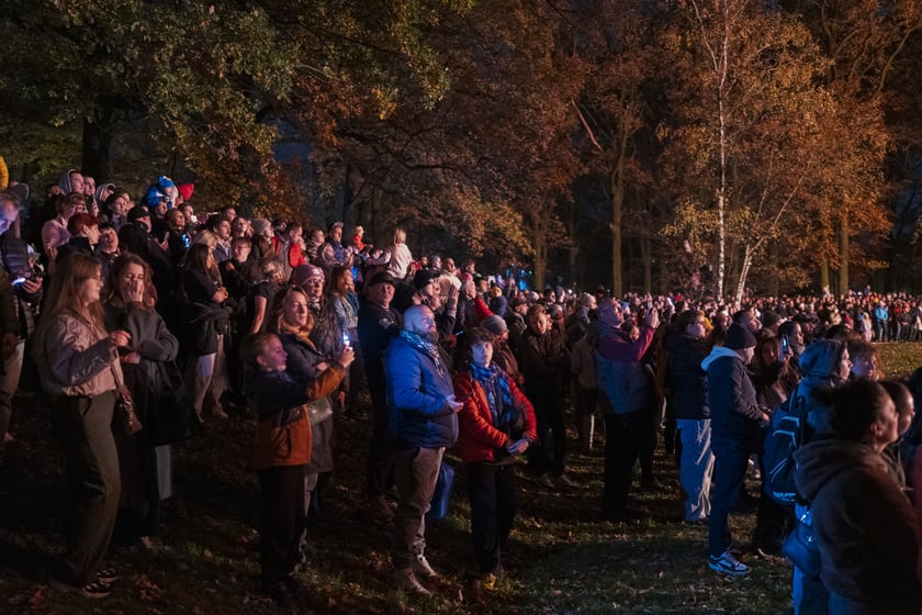 Powiększ obraz: Rozpoczęcie Fiesty Balonowej o Puchar Prezydenta Wrocławia - wieczorny pokaz balonów na boisku przy Stadionie Olimpijskim.