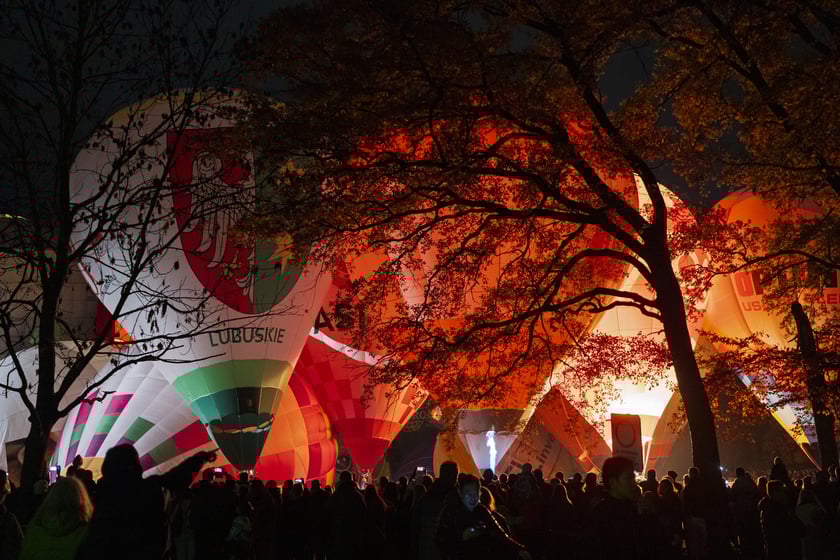 Powiększ obraz: Rozpoczęcie Fiesty Balonowej o Puchar Prezydenta Wrocławia - wieczorny pokaz balonów na boisku przy Stadionie Olimpijskim.