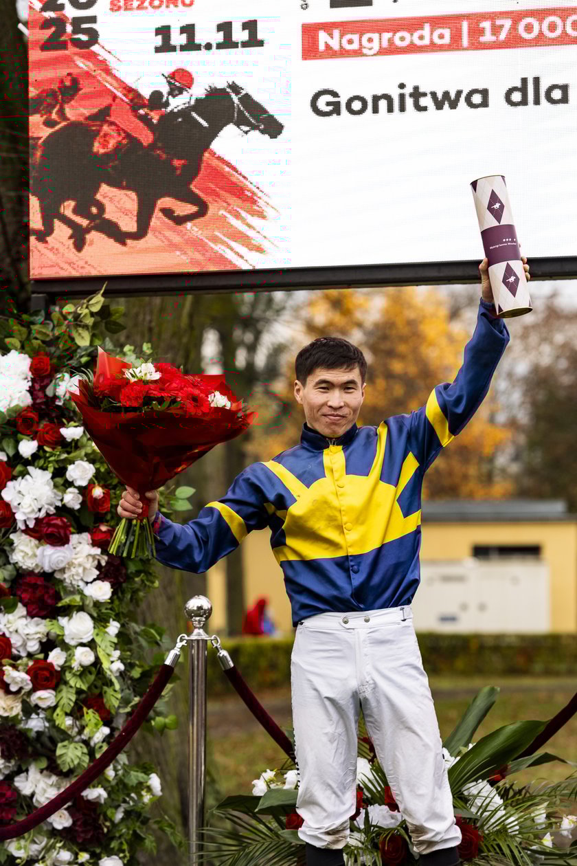 Ostatni dzień wyścigowy 11 listopada na wrocławskich Partynicach