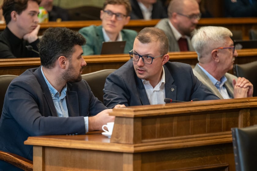 XI Sesja Rady Miejskiej Wrocławia, 21.11.202. Radni Piotr Uhle i Mateusz Żak