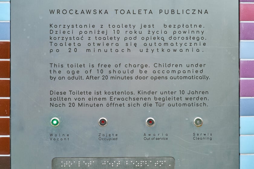<p>Instrukcja obsługi toalety i cztery kolorowe lampki.</p>