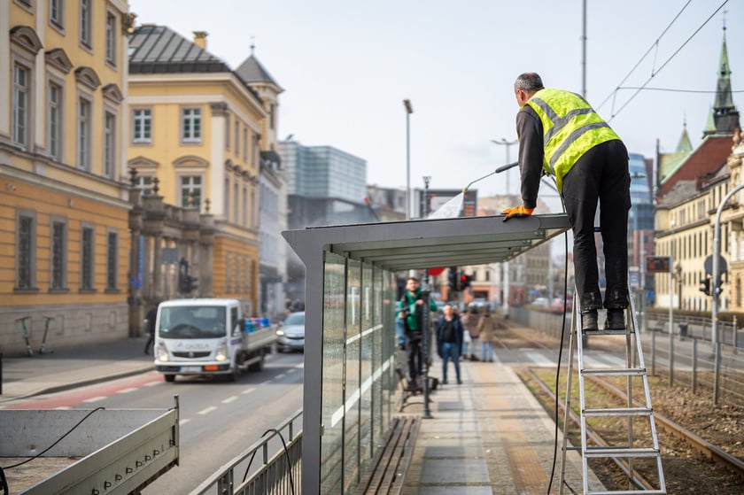 Wiosenne sprzątanie Wrocławia: mycie wiat, ulic, ciągów pieszo-rowerowych, usuwanie graffiti, dbanie o zieleń