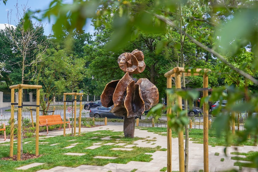 Nowy skwerek u zbiegu ulic Podchorążych i Sztabowej.