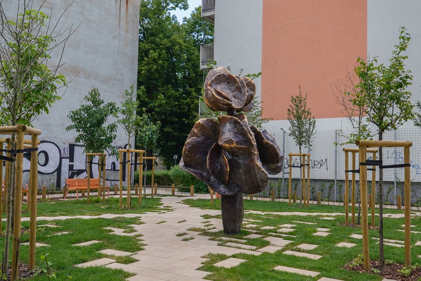 Nowy skwerek u zbiegu ulic Podchorążych i Sztabowej.