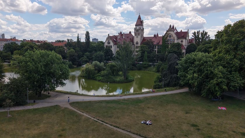 Widok na Park Tołpy i gmach Wydziału Architektury Politechniki Wrocławskiej z lotu ptaka.