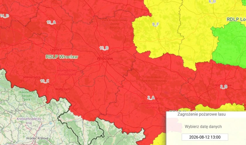 Mapa przedstawiająca poziom zagrożenia pożarowego w lasach w rejonie Wrocławia w dniu 12 sierpnia 2026 r.