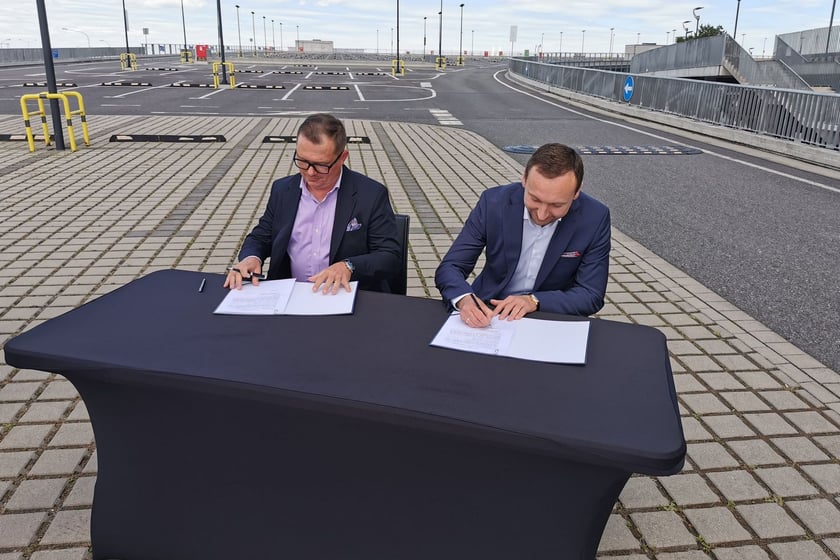 Podpisanie umowy z wykonawcą. Na parkingu wrocławskiego stadionu pod koniec 2022 roku pojawi się 1240 paneli fotowoltaicznych