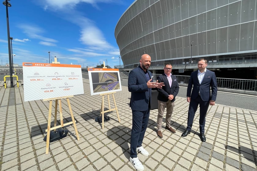 Konferencja prasowa z prezydentem Wrocławia Jackiem Sutryk przed podpisaniem umowy na wykonanie instalacji fotowoltaicznej na stadionie