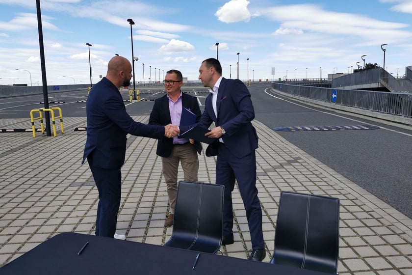 Podpisanie umowy z wykonawcą. Na parkingu wrocławskiego stadionu pod koniec 2022 roku pojawi się 1240 paneli fotowoltaicznych