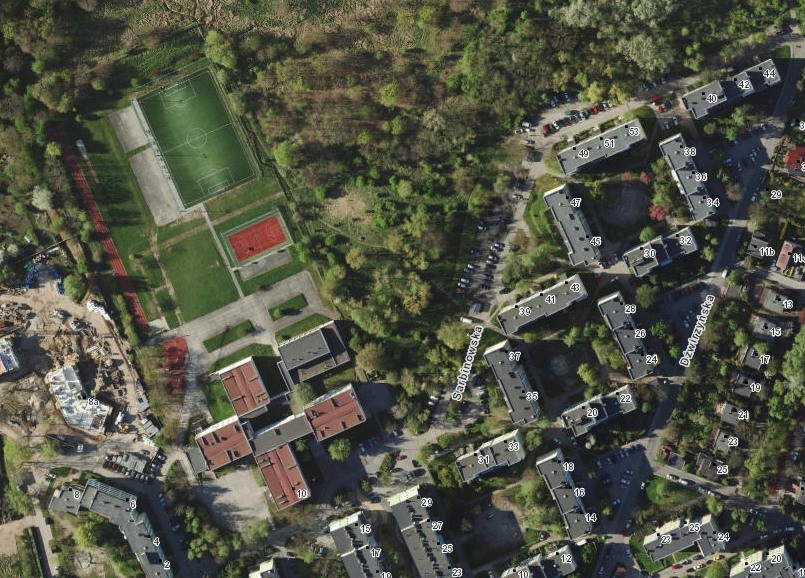 Szkoła oraz tereny zieleni przy ulicy Sarbinowskiej na Kuźnikach - widok z lotu ptaka