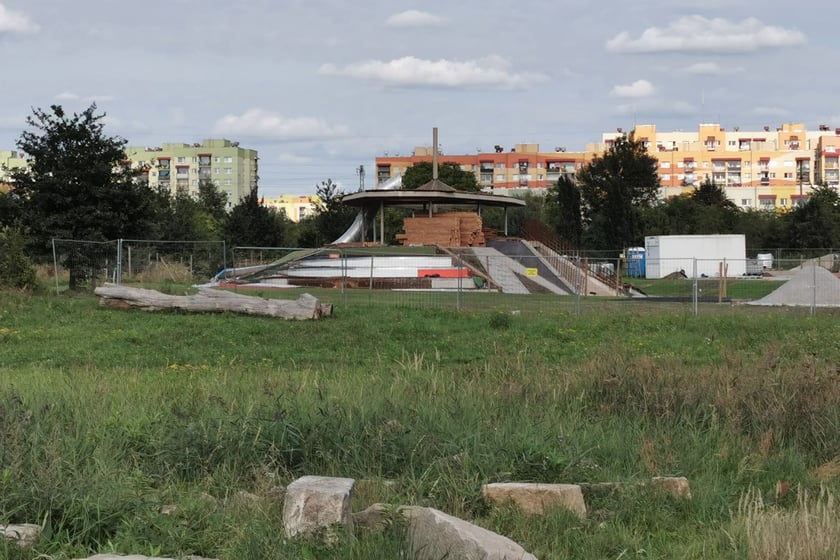 Tak na początku września prezentuje się koniec budowy pierwszego etapu placu zabaw w parku Tysiąclecia